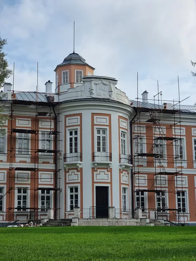 Фасад дворца, смотрящий на речку